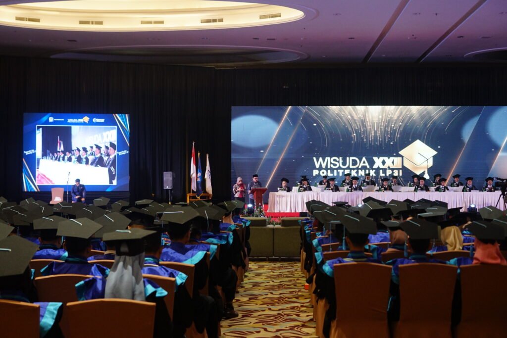 Politeknik LP3I Lepas 425 Wisudawan