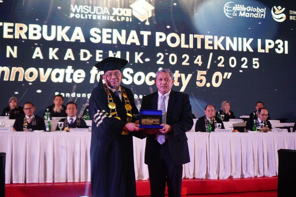 Wisuda XXII Politeknik LP3I Hadirkan Kepala LLDIKTI IV
