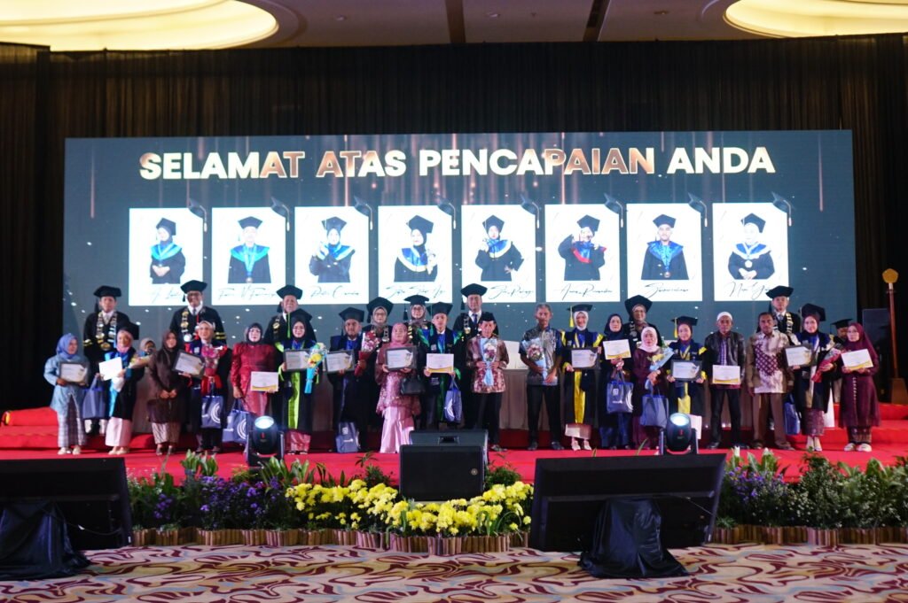 Momen Haru dan Bangga untuk 425 Wisudawan