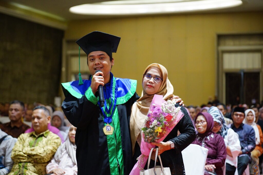 Momen Haru dan Bangga untuk 425 Wisudawan