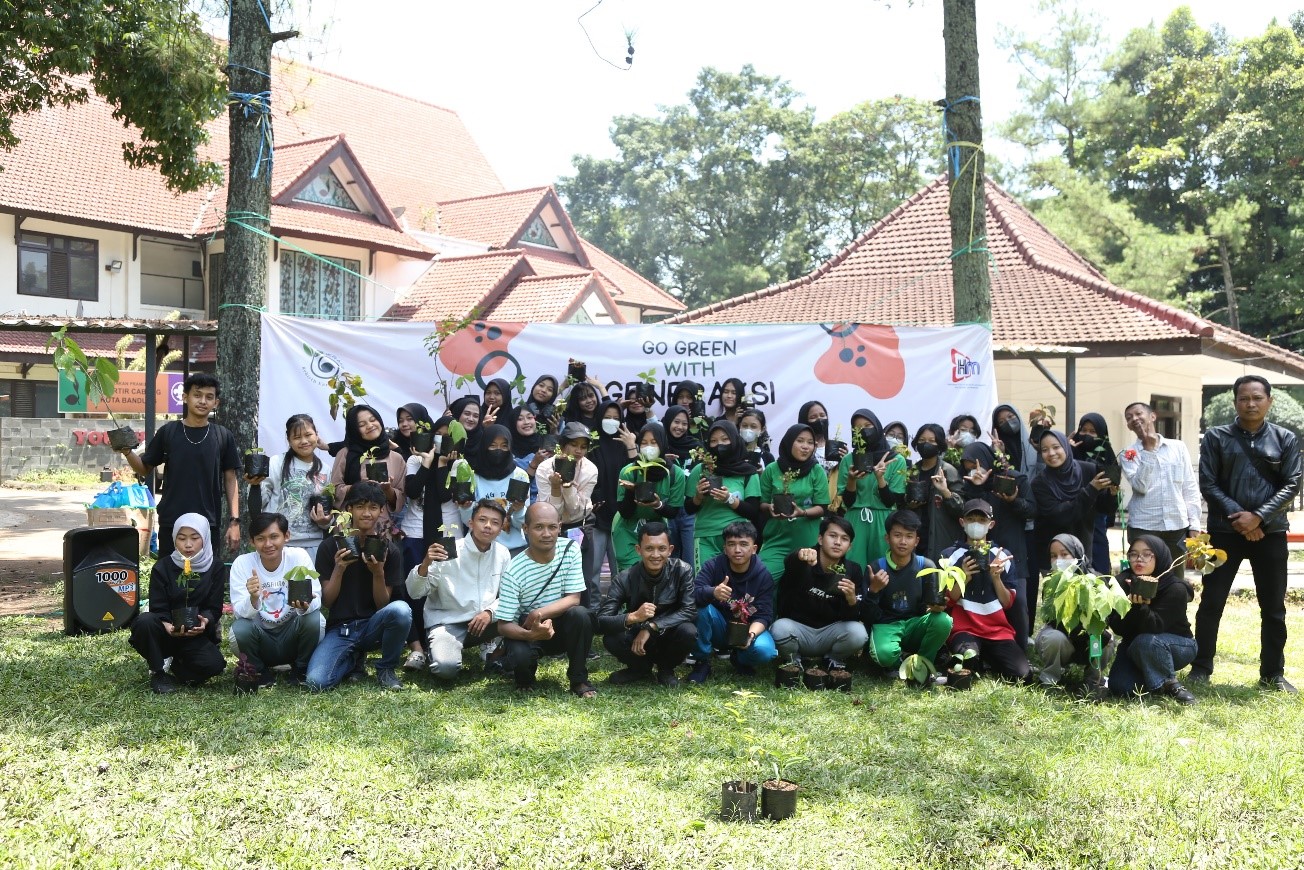 Aksi Tanam Pohon di Taman Pramuka, Mahasiswa HUMAS Politeknik LP3I ajak Siswa SMA/K se-Bandung Raya
